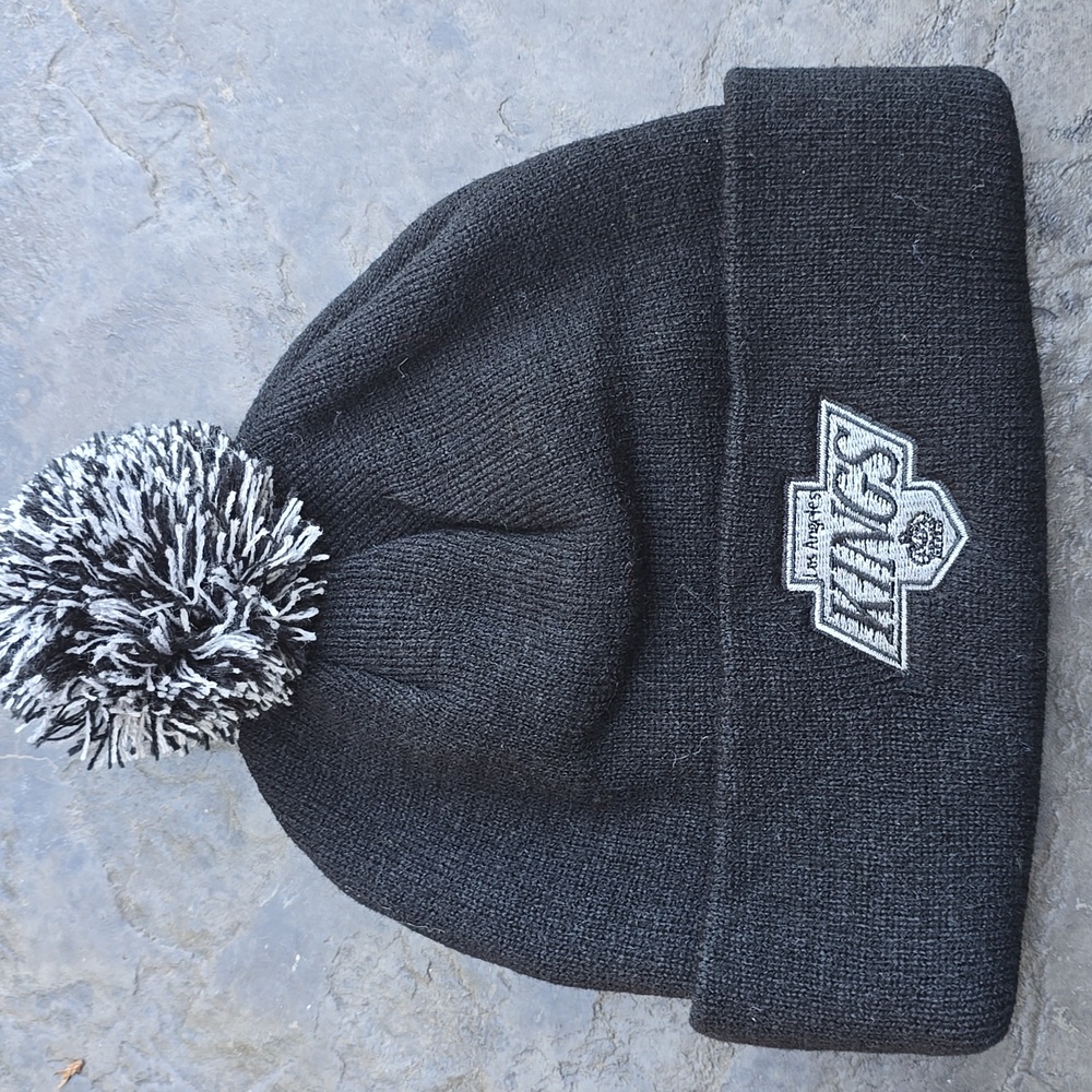 Los Angeles Kings LA NHL Cuffed Beanie With Pom Pom Black Silver NEW